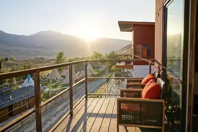 Image de Custom 4 Bedroom Suite at Yellowstone Park. Three Decks w\/ stunning views & Bbq!