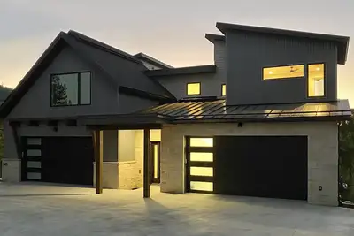 Image de New Family-Friendly Home Overlooking Fox Creek, Large Deck & Cozy Furnishings