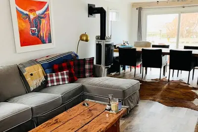Image de Pet Friendly West end 2 bed condo with parking and garden