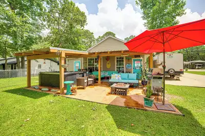Image de Pet-Friendly Lakefront Getaway w/ Hot Tub!