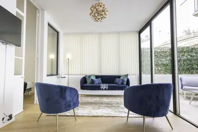 Image de 3p moderne avec terrasse en plein coeur de Cannes