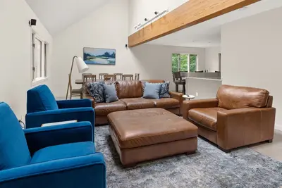 Image de Just Renovated-Spacious Home ideally located in the middle of Stowe