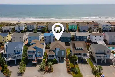 Image de 4br beach getaway steps away from the beach with community pool