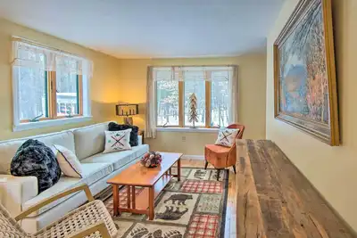 Image de Cozy White Mtn Hideaway ~ 4 Mi to Hiking & Skiing!