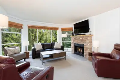 Image de Contemporary, Pool, Hot Tub, Free Parking & Gym