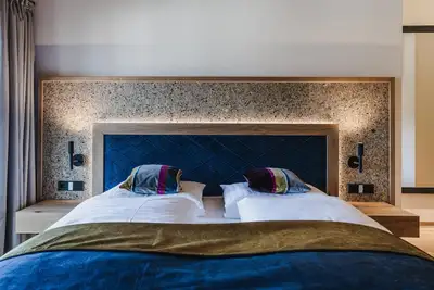 Image de Luxus Chalet bis 6 Personen, Küche, Esszimmer, Wohnzimmer, 3 Schlafzimmer, 3 Bäder, Tiefgarage, Pool