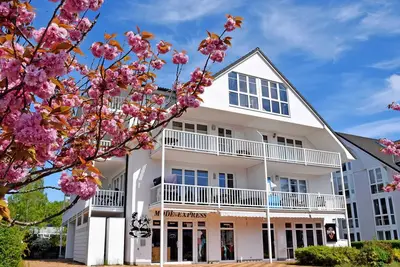 Image de Fewo mit Balkon und Strandkorb am Strand