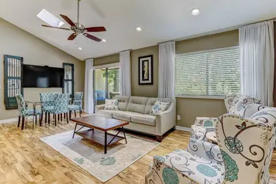 Image de Hit the Courts, Hit the Beach:Your Coastal Retreat