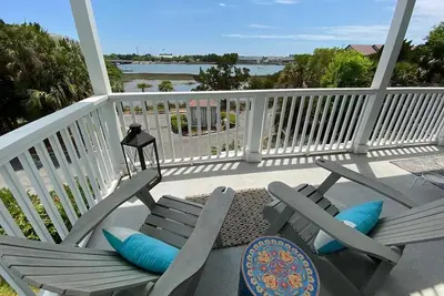 Image de Fin & Tonic! Luxurious River View Home with Rooftop Deck