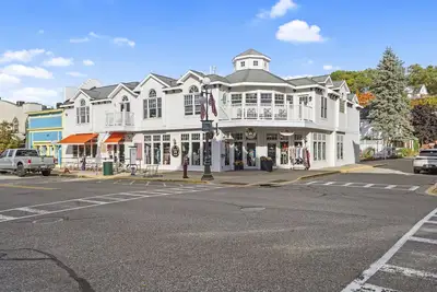 Image de Downtown! Main Street! ! Minutes from the Ski Hills!