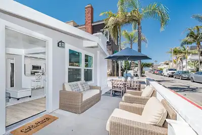 Image de Newly Renovated Vacation Home | 1 Block to the Sand | Breezy, Beachy Interior