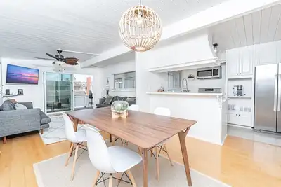Image de Newly Renovated Beach House | 1 Block to Beach | Sunny & Relaxing | Walk to all the Fun!
