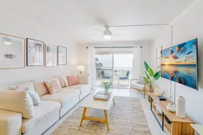 Image de New Spacious Penthouse Unit with Dreamy Ocean Views!
