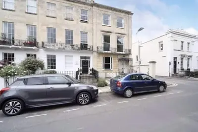 New Listing - Chic Apt in Central Cheltenham Free Permit Parking