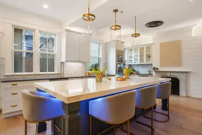 Image de \"1855 Grand Mansion In Historical Charlestown\" 6 bed 4. 5 bath Renovated 2021
