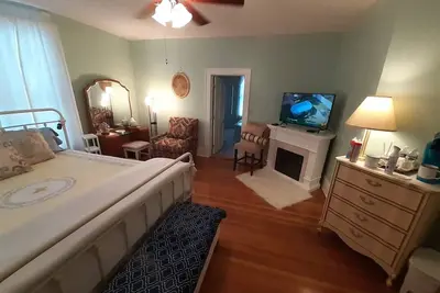 Image de Victorian Spa EnSuite @ Nottingham Pl, King Bed, Jacuzzi Near UVa-Wise & Main St