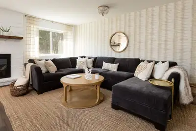Image de Minutes to the beach, private pool, and beach pass!