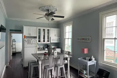Image de Historic 1890 Victorian 2nd Floor Apartment a block from beach!