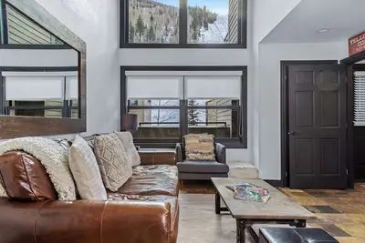 Image de Base Camp Boutique: Hike, Ski, Soak & Sip