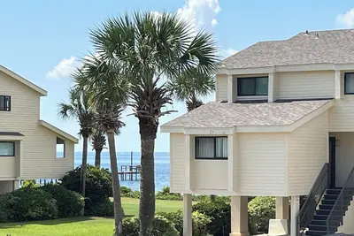 Image de Updated Roomy 3 bedroom Waterview w/Pool Sleeps 9 -Pool, Pier, Tennis/Pickleball