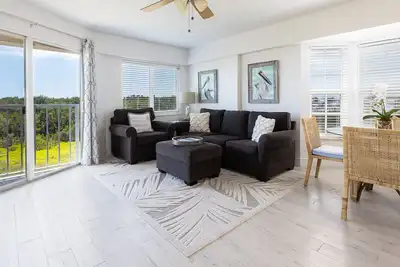 Image de Enjoy Sunny Skies & Serene Seas from Top Floor End Unit at Ocean Pointe Bldg 2
