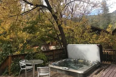 Image de Spacious Private 2 Bedrooms 2 bathrooms Cabin with Hot Tub