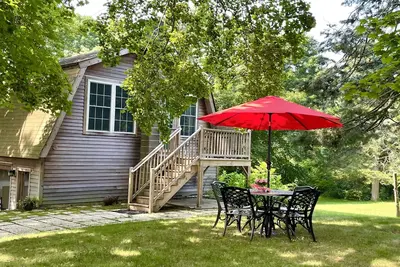 Image de Newly Renovated Carriage House Near Town & Beaches!