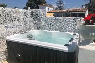 Image de Fabulous studio with sun terrace & hot tub 50m from beach