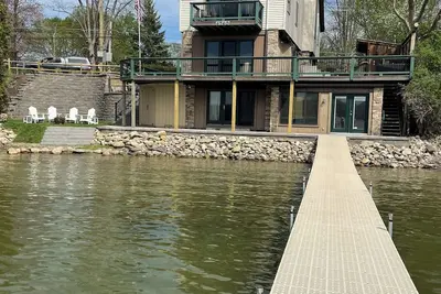 Image de Beautiful Lakehouse with Pontoon and Hot Tub