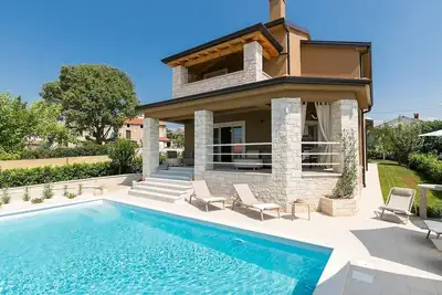 Image de Gorgeous newly built villa with private pool and garden in a quiet and peaceful surrounding near PoreÄŤ. Pets allowed.
