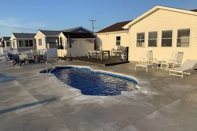 Image de Heated Pool with 75 Feet of Dock Bring your Boat or WaveRunner