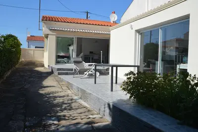 Maison et studio contigu, terrasse ensoleillée, parking 3 voitures, espace clos.