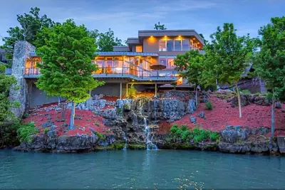 Image de Iconic Glass Mansion - Huge Views - Best Location