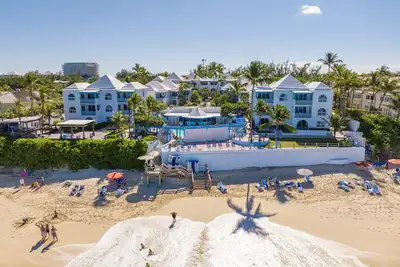 Image de Family Villa With Full Kitchen, Shared Outdoor Pool & Steps From Beach by RedAwning