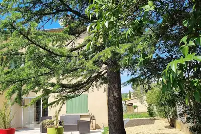 Image de appartement très calme; commerces et bus à proximité;