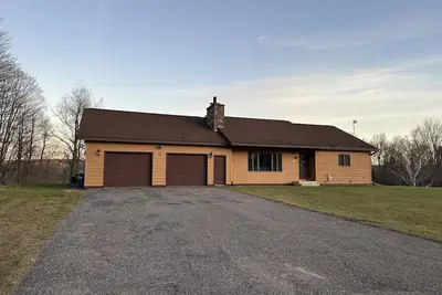 Image de Lake Front Home close to Ski Brule and snowmobile trails.
