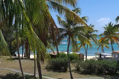 Image de appartement face à la mer et plage de l'anse des rochers