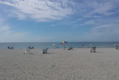 Image de La vie est une plage! Profitez de ce magnifique condo de 2 chambres Ă coucher 3 blocs Ă la plage