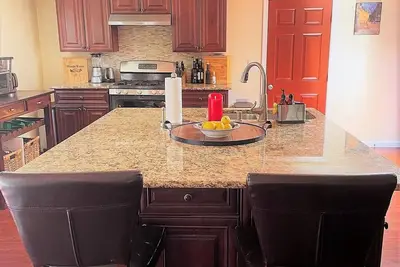 Image de Comfortable home in a quite neighborhood near wineries, shopping and more. .