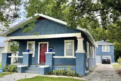 Image de *Cozy Bungalow* Sleeps 10 -- 2 miles to downtown