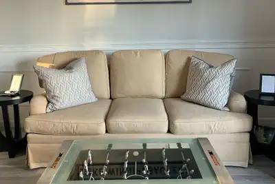 Image de Beautiful 1 bedroom condo-Lake views. Now offering monthly rental Prime Location