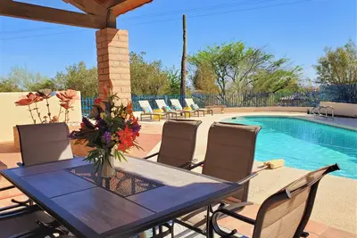 Image de Close to Downtown, hiking trails, and U of A with Pool and Hot Tub.