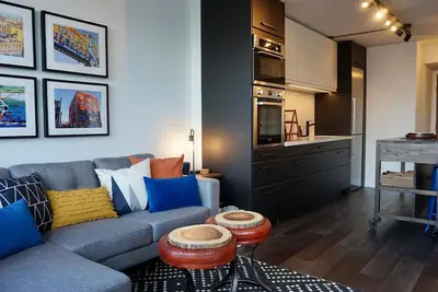 Image de Cozy Long Term Modern Downtown Apt, ~5min walk to skytrain. Pet Friendly!