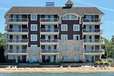 Image de Escape to Beachy Paradise in Stylish 2 Bedroom, 3 Bathroom Condo on the Water!