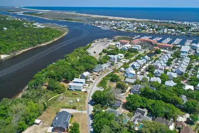 Image de The Digs | Cozy riverfront hangout with gorgeous waterfront sunset views