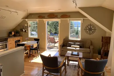 Image de “The Cove” A Quiet Retreat Between Alaskas Ocean and Forest
