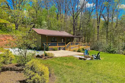 Image de Twin Oaks: Close to Town! Mtn Views! Hot Tub!