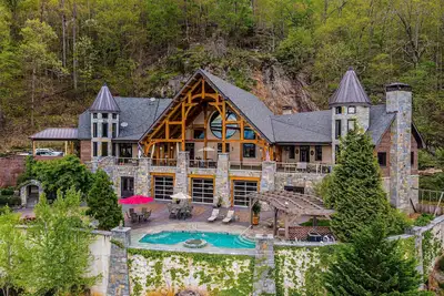 Image de Legacy Lodge | The Ultimate Vacation Rental Including Pool, Hot Tub, and More!