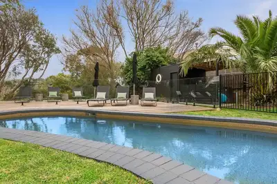 Endless Summer Pool, Court close to the bay beach