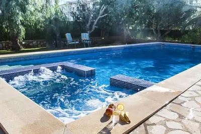 Image de confortable chalet, piscine, jardin, système de musique central